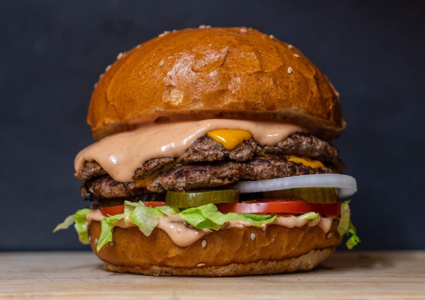 burger with lettuce and tomatoes